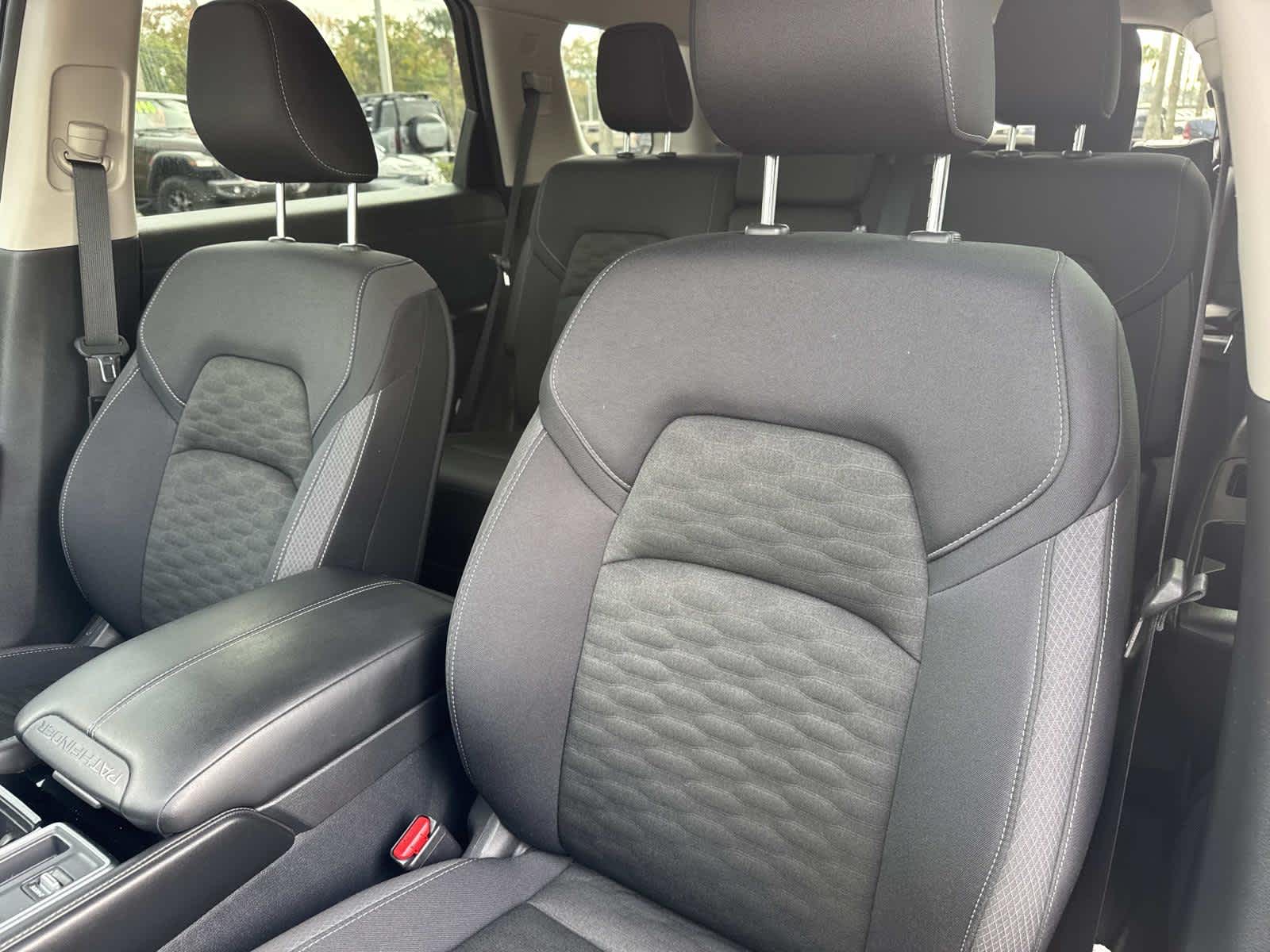 2024 Nissan Pathfinder SV