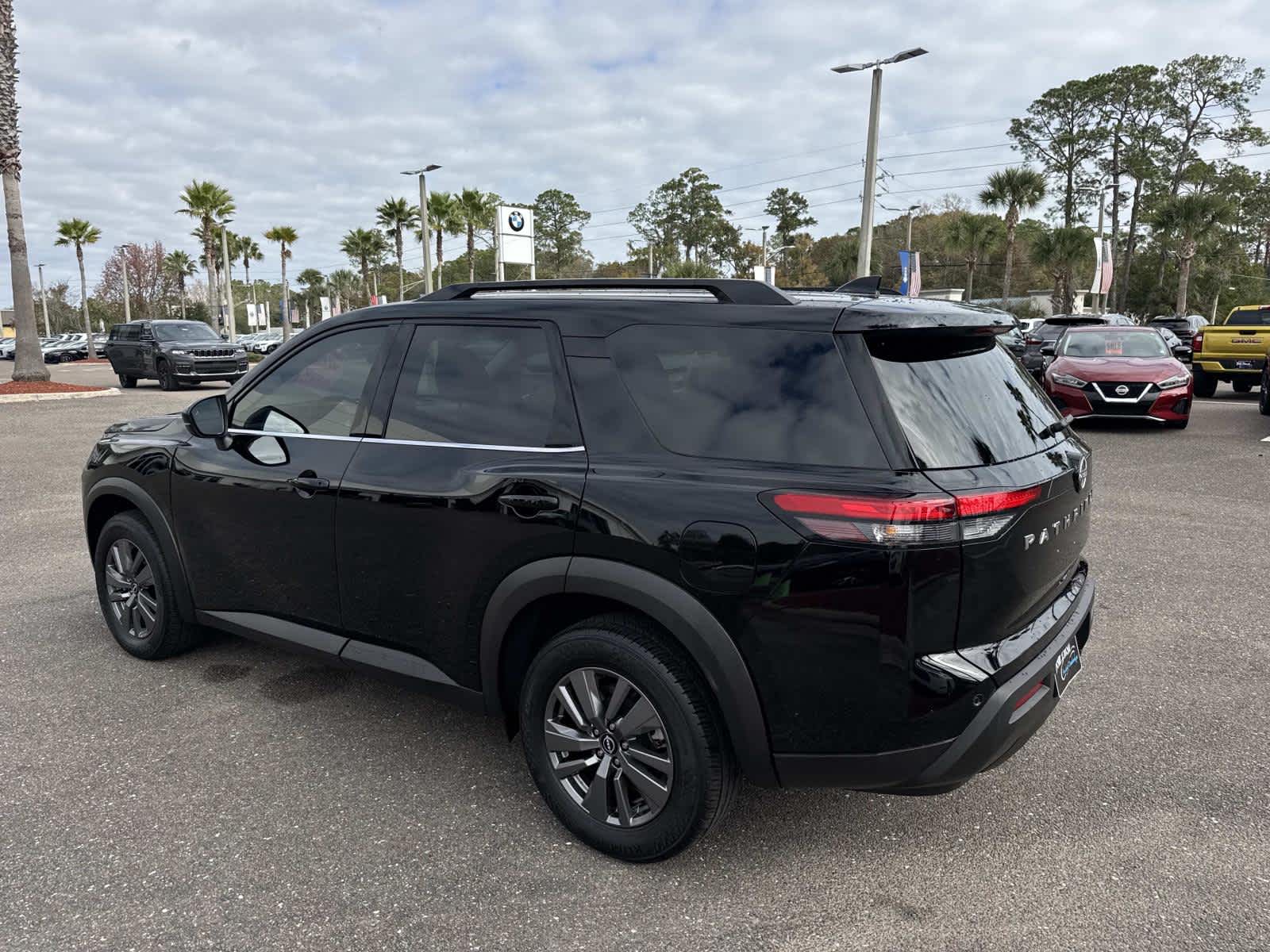 2024 Nissan Pathfinder SV