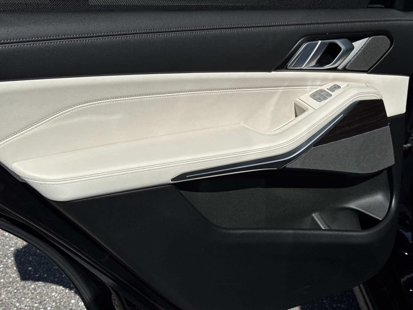 2025 BMW X7 M60i M60i