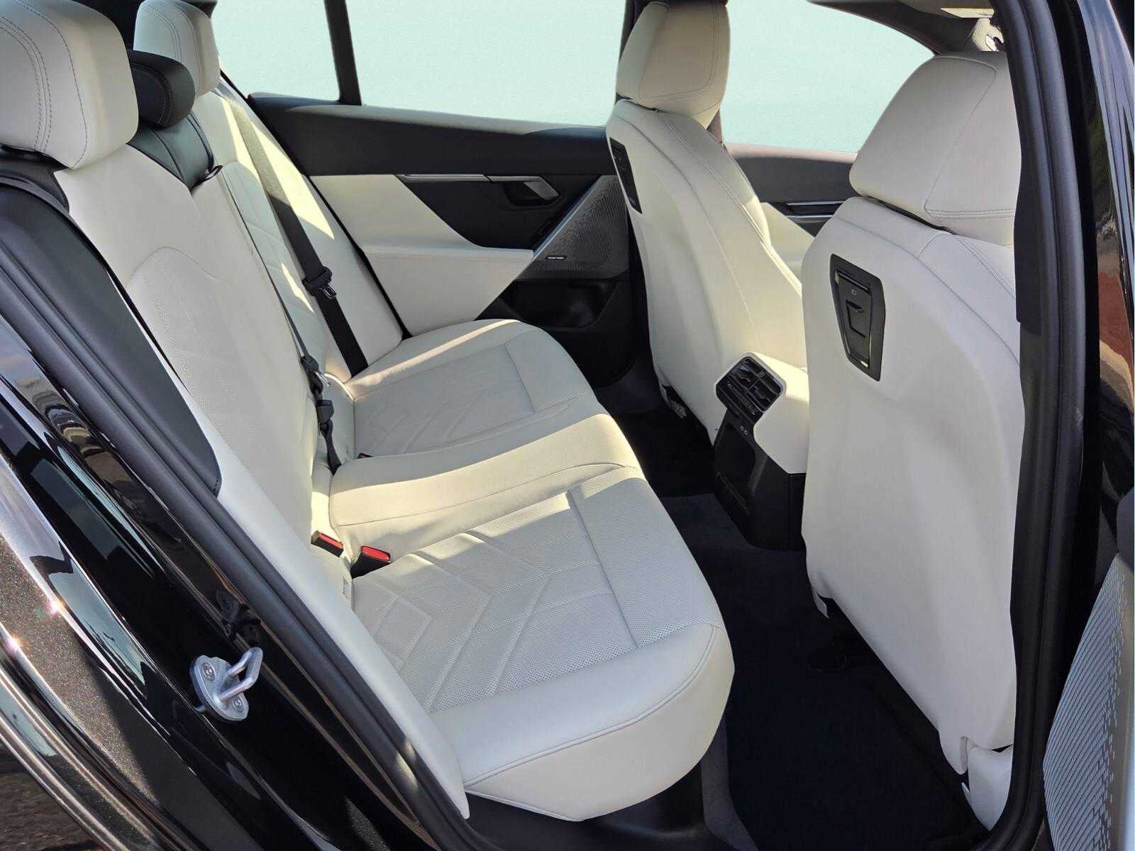 2027 BMW 530i 530i