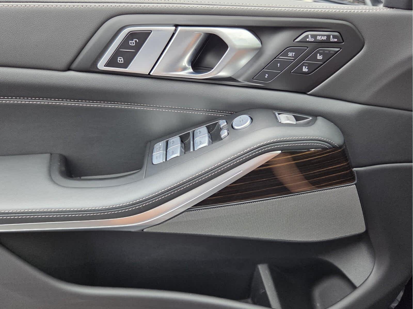 2025 BMW X7 M60i M60i