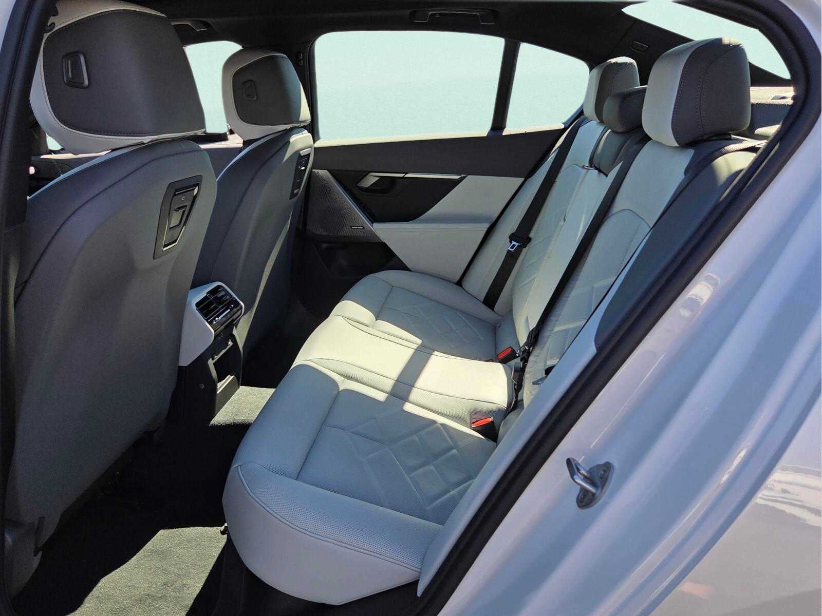 2027 BMW 550e xDrive 550e xDrive