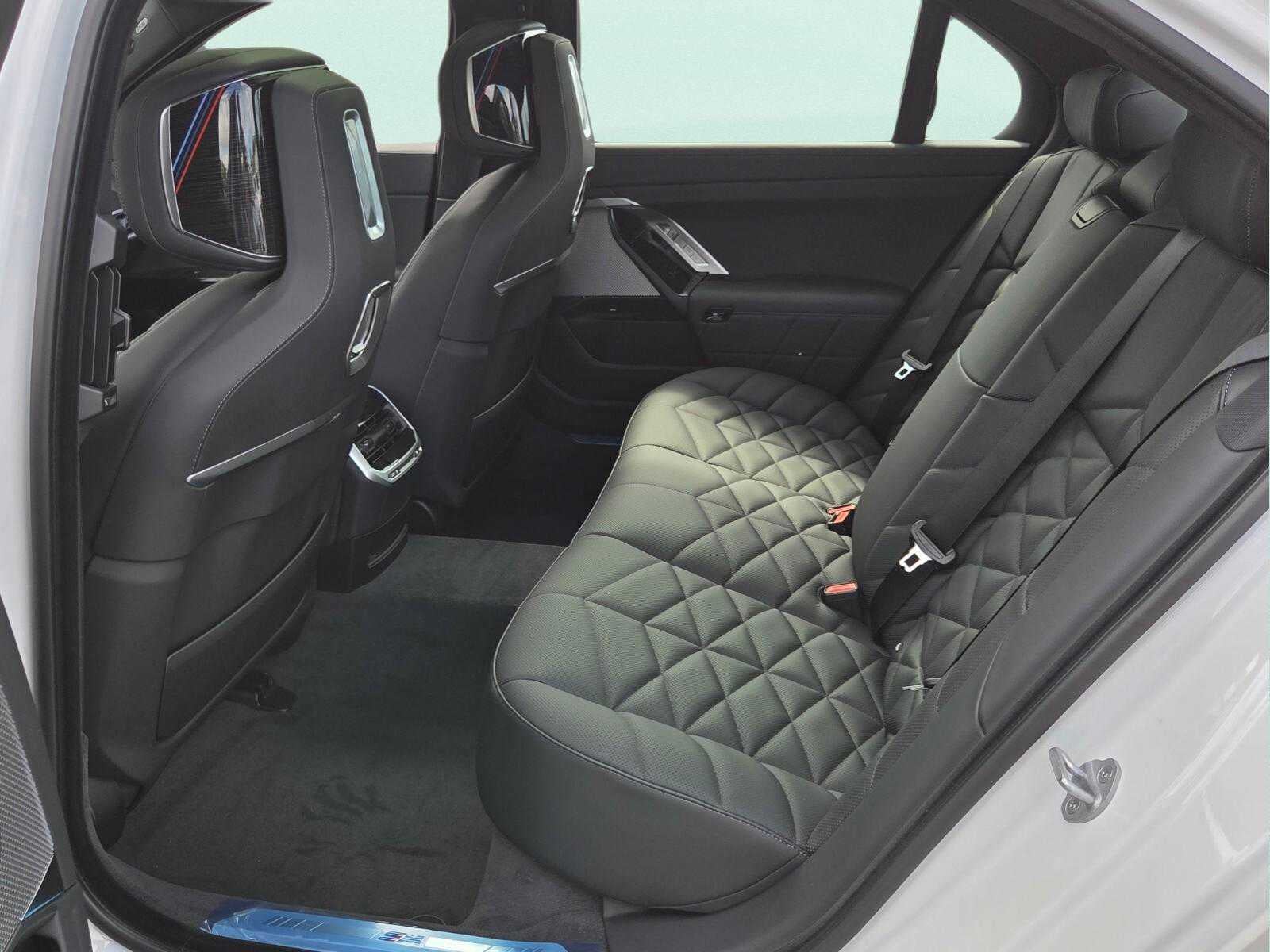 2026 BMW 740i 740i