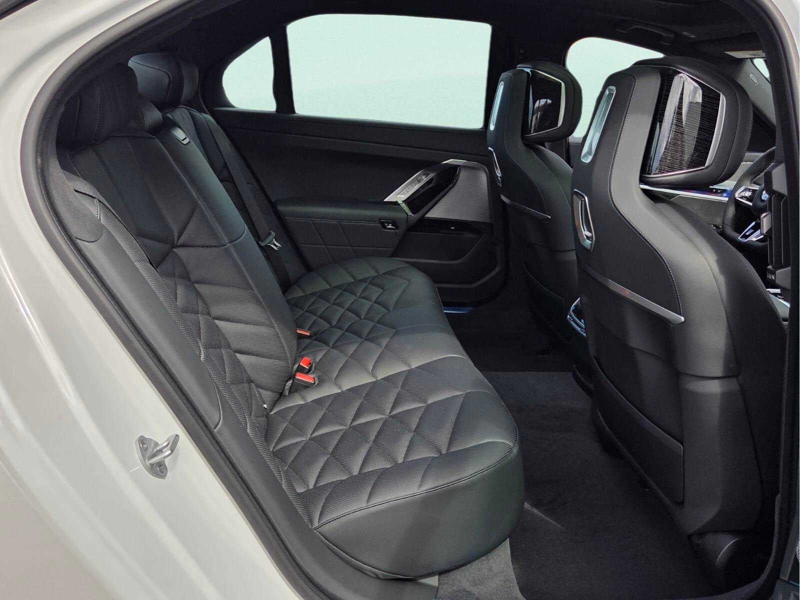 2026 BMW 740i 740i